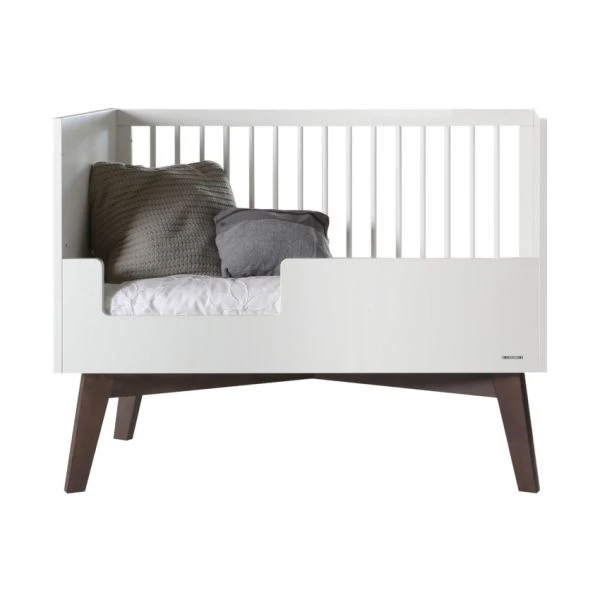 Kidsmill Sixties Babykamer Wit Mat / Walnoot | Bed 60 X 120 Cm + Commode 4 Kidsmill Sixties Babykamer Wit Mat / Walnoot | Bed 60 X 120 Cm + Commode - Afbeelding 4