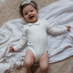 Klein Baby Romper Met Kraag - Lange Mouw - Mt. 50 - Off White -Babykamers Verkoopwinkel Klein Baby Romper Met Kraag Lange Mouw Off White 2 2371