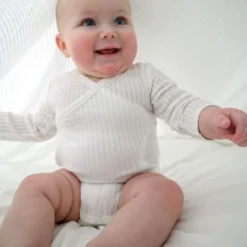 Lodger Seersucker Overslagromper - Lange Mouw - Mt. 50 - Cloud Dancer -Babykamers Verkoopwinkel Lodger Seersucker Overslagromper Cloud Dancer 7 4faf