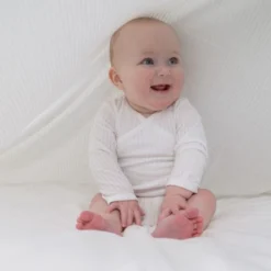 Lodger Seersucker Overslagromper - Lange Mouw - Mt. 50 - Cloud Dancer -Babykamers Verkoopwinkel Lodger Seersucker Overslagromper Cloud Dancer 8 2d0b