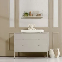 Kidsmill Amy Babykamer Oatmeal | Bed 60 X 120 Cm + Commode Breed 7 Kidsmill Amy Babykamer Oatmeal | Bed 60 X 120 Cm + Commode Breed -Babykamers Verkoopwinkel amy oatmeal sfeer bw def lichter 2 1 c03f