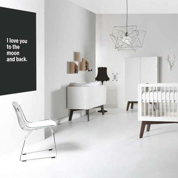 Kidsmill Sixties Babykamer Wit Mat / Walnoot | Bed 60 X 120 Cm + Commode 1 Kidsmill Sixties Babykamer Wit Mat / Walnoot | Bed 60 X 120 Cm + Commode