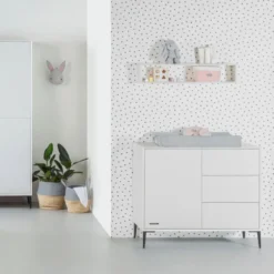 Kidsmill Lasse Commode Wit -Babykamers Verkoopwinkel babykamer lasse white sfeer met logo s1 2 2c3e