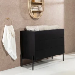 Kidsmill Boutique Commode Zwart Mat -Babykamers Verkoopwinkel boutique zwarte poot detail commode sfeer 4261