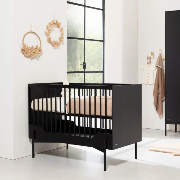 Kidsmill Boutique Babykamer Zwart Mat | Bed 60 X 120 Cm + Commode + Kast 2-Deurs 3 Kidsmill Boutique Babykamer Zwart Mat | Bed 60 X 120 Cm + Commode + Kast 2-Deurs - Afbeelding 3