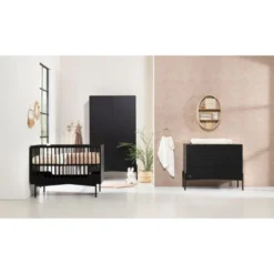 Kidsmill Boutique Babykamer Zwart Mat | Bed 60 X 120 Cm + Commode + Kast 2-Deurs 8 Kidsmill Boutique Babykamer Zwart Mat | Bed 60 X 120 Cm + Commode + Kast 2-Deurs -Babykamers Verkoopwinkel boutique zwarte poot sfeer 1 1 3eb0