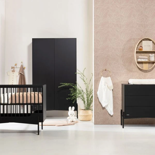 Kidsmill Boutique Babykamer Zwart Mat | Bed 60 X 120 Cm + Commode + Kast 2-Deurs 1 Kidsmill Boutique Babykamer Zwart Mat | Bed 60 X 120 Cm + Commode + Kast 2-Deurs