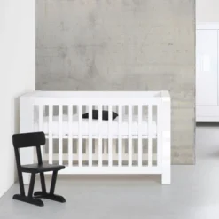 Kidsmill Alaska Babykamer Wit Hoogglans | Bed 60 X 120 Cm + Commode -Babykamers Verkoopwinkel kidsmill alaska babykamer wit hoogglans bed 70 x 140 cm commode kast 2 deurs 2 6297