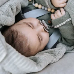 Koeka Vik Teddy Voetenzak Shadow Green 6 Koeka Vik Teddy Voetenzak Shadow Green -Babykamers Verkoopwinkel koeka vik teddy voetenzak shadow green 2 f136