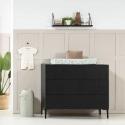 Kidsmill Levi Babykamer | Bed 60 X 120 Cm + Commode Zwart Eiken -Babykamers Verkoopwinkel levi zwart rechte poot commode sfeer 2 2 e7c7