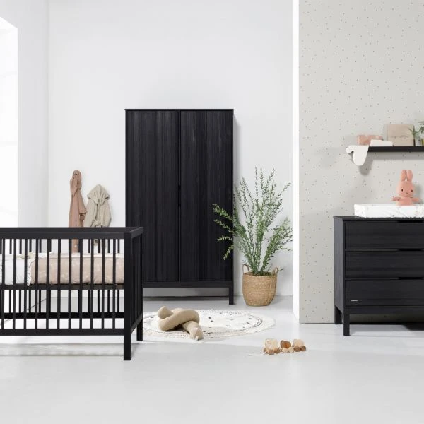 Kidsmill Pure Wood Babykamer Zwart Geborsteld | Bed 60 X 120 Cm + Commode 1 Kidsmill Pure Wood Babykamer Zwart Geborsteld | Bed 60 X 120 Cm + Commode