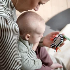 Sebra Activiteitenrammelaar Met Spiegeltje -Babykamers Verkoopwinkel sebra activiteitenrammelaar met spiegeltje 1 11a9