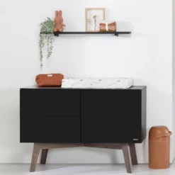 Kidsmill Sixties Commode Zwart Mat / Walnoot -Babykamers Verkoopwinkel sixties zwart donker noten sfeer zonder bladvergroter 3 4 24b3
